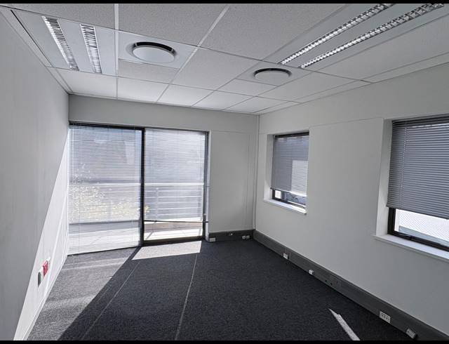 32M² SERVICED OFFICE TO LET IN VORNA VALLEY